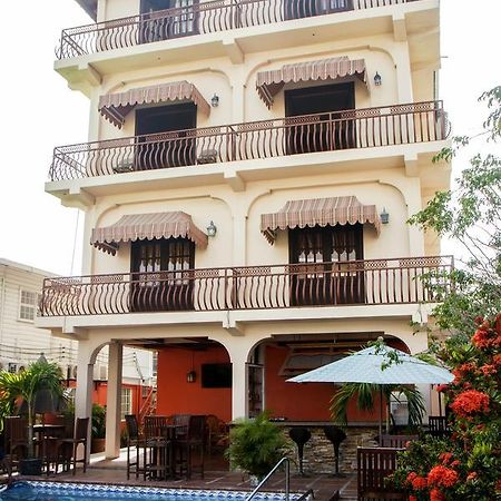 Windjammer International Cuisine & Comfort Inn 乔治敦 外观 照片