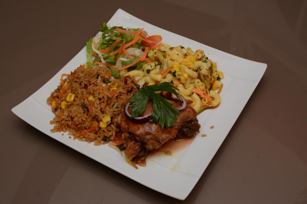 Windjammer International Cuisine & Comfort Inn 乔治敦 外观 照片