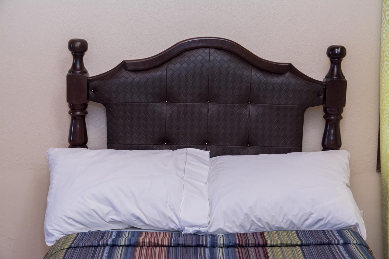 Windjammer International Cuisine & Comfort Inn 乔治敦 外观 照片