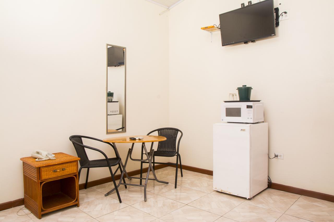 Windjammer International Cuisine & Comfort Inn 乔治敦 外观 照片