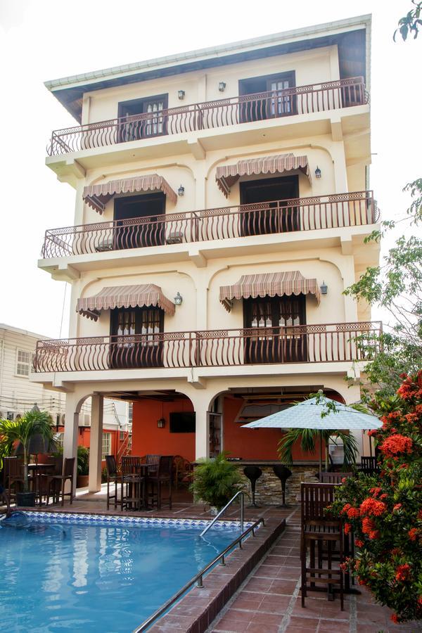Windjammer International Cuisine & Comfort Inn 乔治敦 外观 照片
