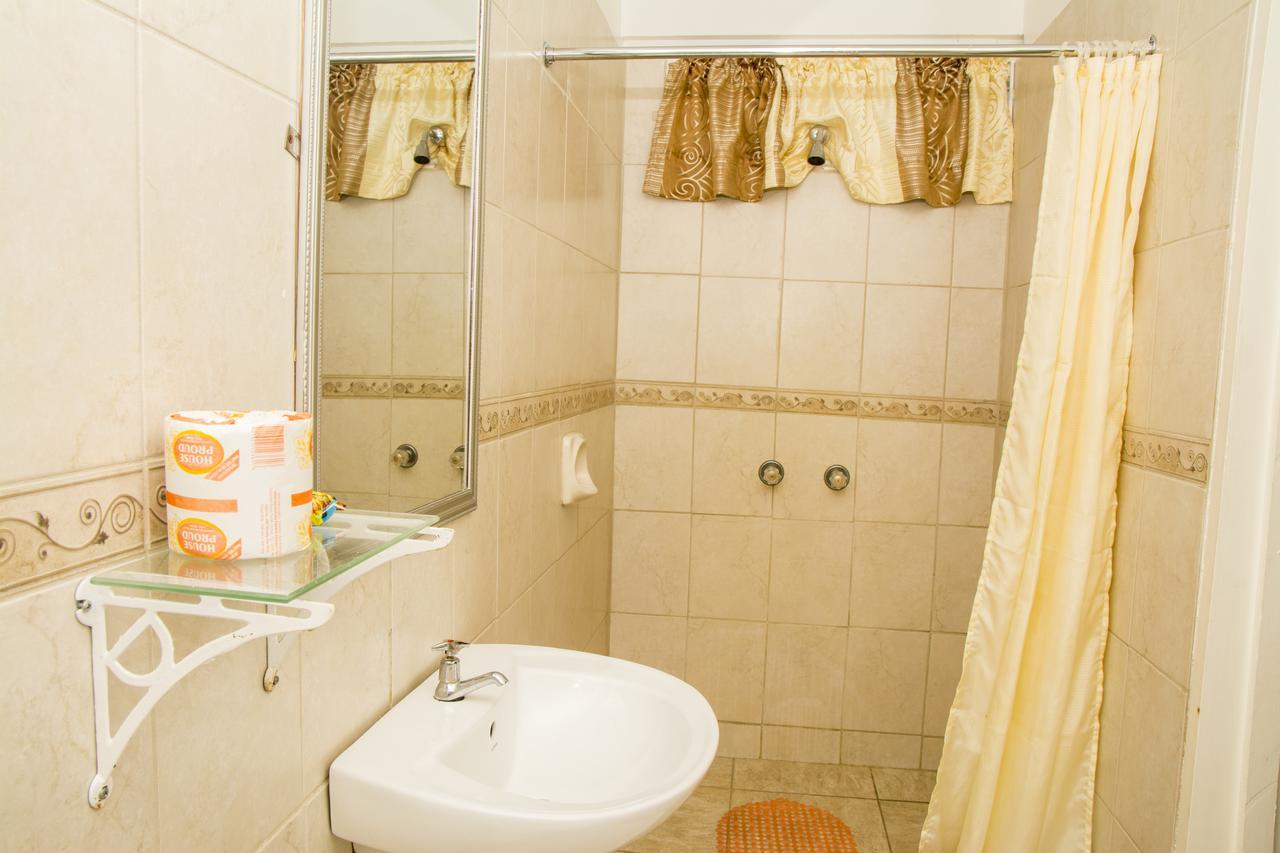 Windjammer International Cuisine & Comfort Inn 乔治敦 外观 照片