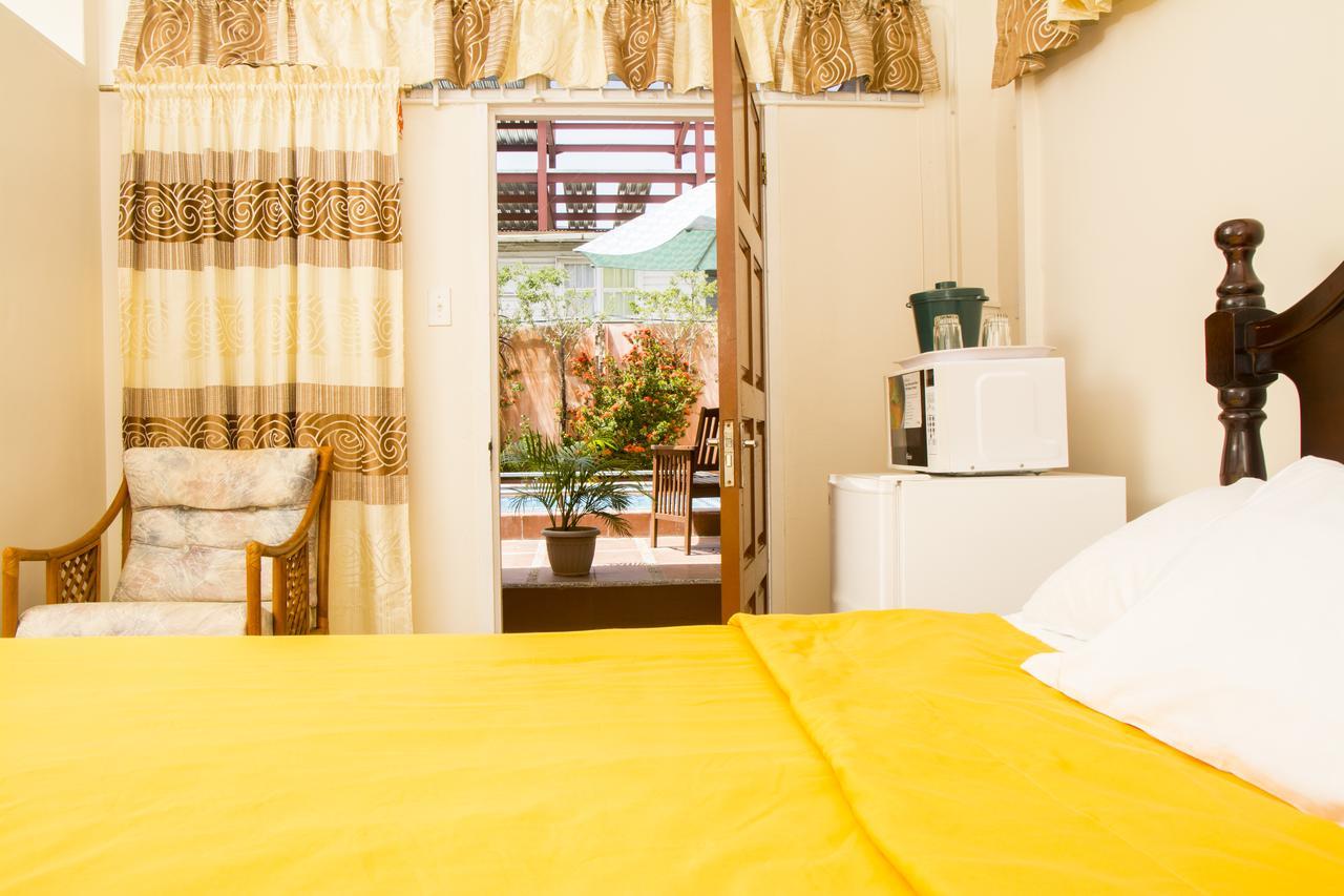 Windjammer International Cuisine & Comfort Inn 乔治敦 外观 照片