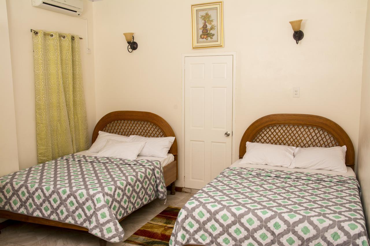 Windjammer International Cuisine & Comfort Inn 乔治敦 外观 照片